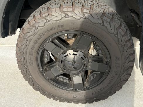 Used 2017 Toyota Tacoma TRD Off-Road w/ Premium & Technology Package AWD/4WD image 6
