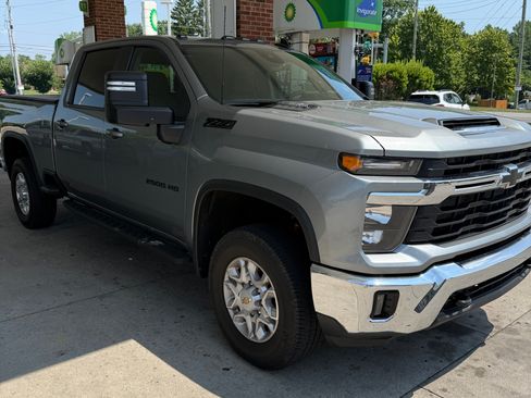 Used 2024 Chevrolet Silverado 2500 LT AWD/4WD image 2