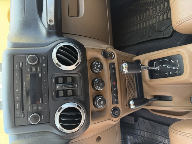 Used 2012 Jeep Wrangler Unlimited Rubicon w/ Connectivity Group AWD/4WD image 11