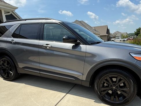 Used 2022 Ford Explorer XLT w/ Equipment Group 202A AWD/4WD image 2
