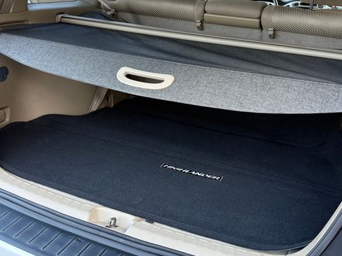 Used 2005 Toyota Highlander 2WD V6 w/ 3rd Row image 11