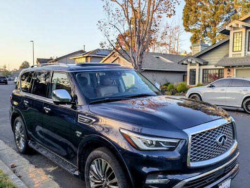 Used 2018 INFINITI QX80 4WD w/ Deluxe Technology Package image 2