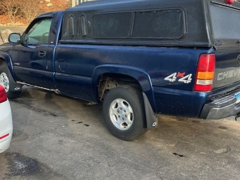 Used 2000 Chevrolet Silverado 1500 4x4 Regular Cab w/ Firm Ride Suspension Pkg image 2