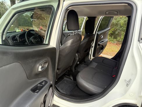 Used 2018 Jeep Renegade Altitude image 11