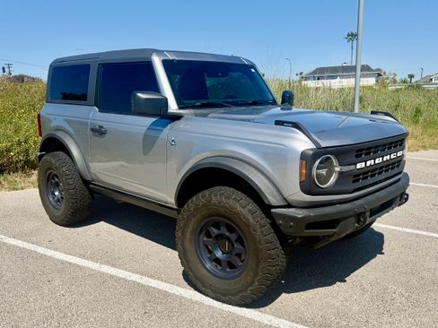 Used 2022 Ford Bronco Black Diamond image 2