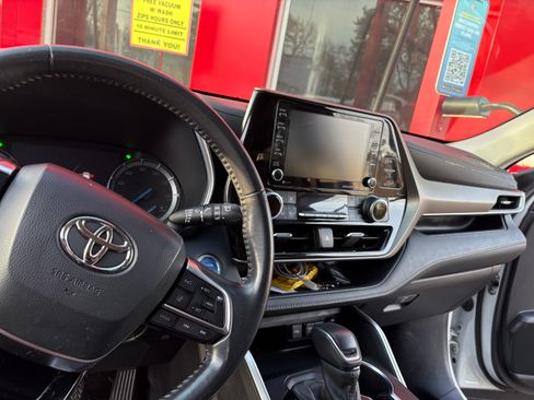 Used 2020 Toyota Highlander XLE image 11