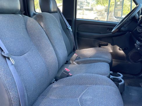 Used 2004 Chevrolet Silverado 3500 161.5 W.B. 4D w/ Heavy-Duty Power Package image 9