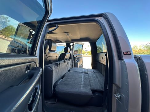 Used 2005 GMC Sierra 2500 SLT w/ Heavy-Duty Power Package AWD/4WD image 28
