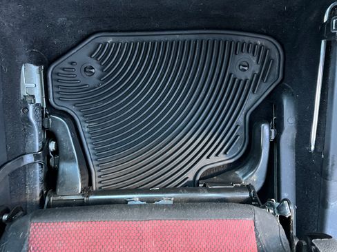 Used 2005 Volkswagen Beetle Bi-Color Edition image 18