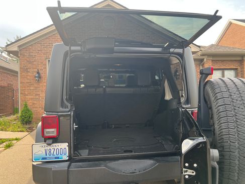 Used 2018 Jeep Wrangler Unlimited Sport S image 12