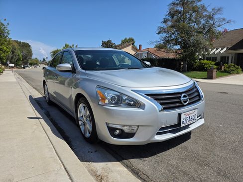 Used 2013 Nissan Altima 2.5 SV w/ 2.5SV Convenience Pkg FWD image 2