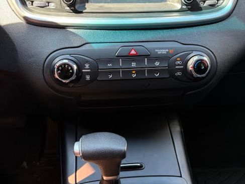 Used 2020 Kia Sorento LX image 4