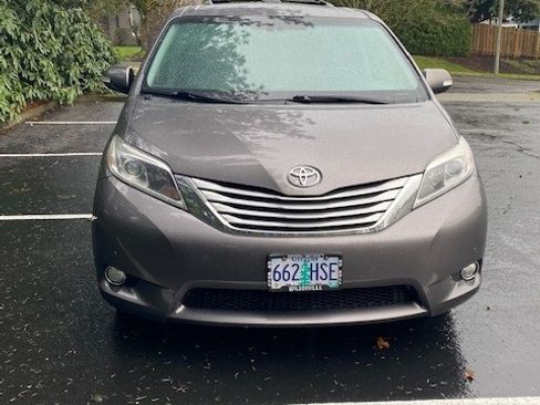 Used 2015 Toyota Sienna Limited image 2