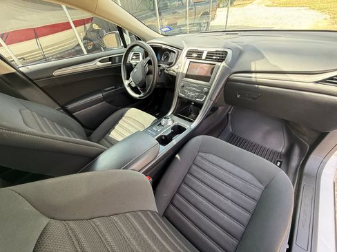 Used 2019 Ford Fusion SE FWD image 32