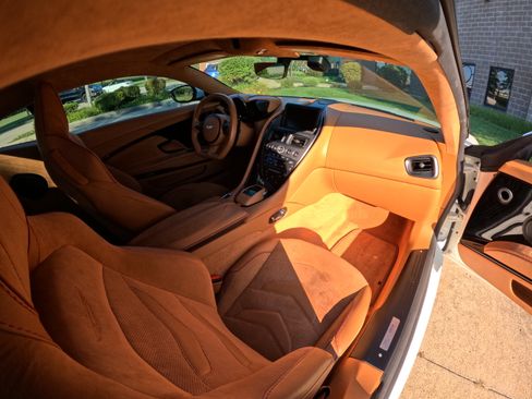 Used 2022 Aston Martin DBS Superleggera RWD image 6