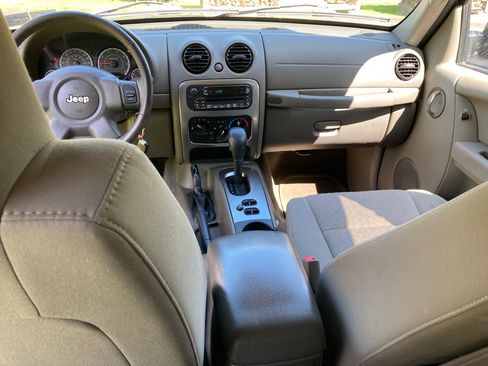 Used 2005 Jeep Liberty Renegade image 9