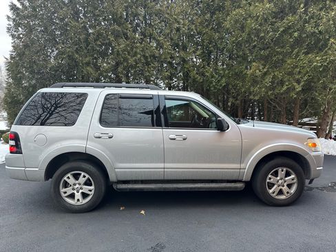 Used 2010 Ford Explorer XLT image 4