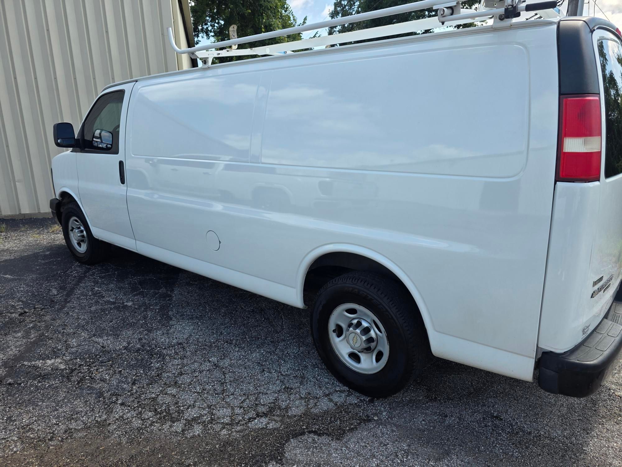 Used 2011 Chevrolet Express 2500 Extended RWD image 4