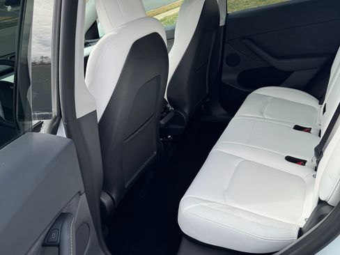 Used 2022 Tesla Model Y Performance image 14