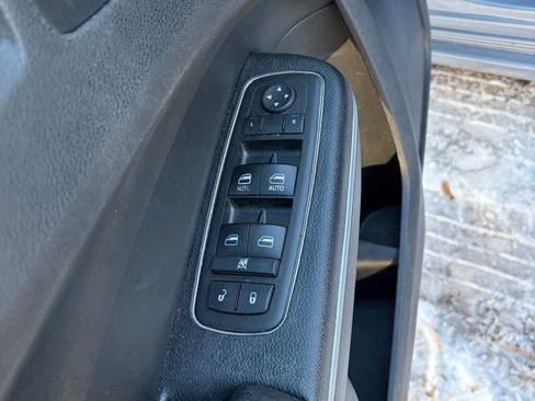 Used 2014 Chrysler 300 C image 11