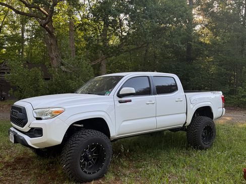 Used 2017 Toyota Tacoma SR w/ Tow Package AWD/4WD image 9