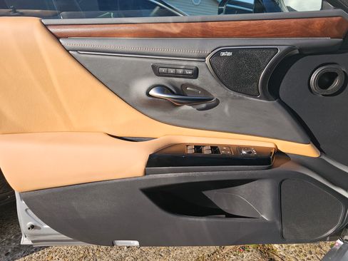 Used 2024 Lexus ES 300h w/ Luxury Package image 9