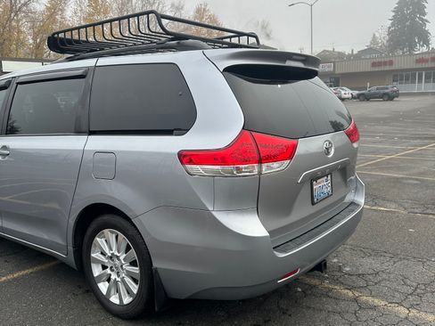 Used 2011 Toyota Sienna XLE image 15