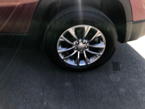 Used 2019 Jeep Cherokee Latitude Plus w/ Cold Weather Group image 12