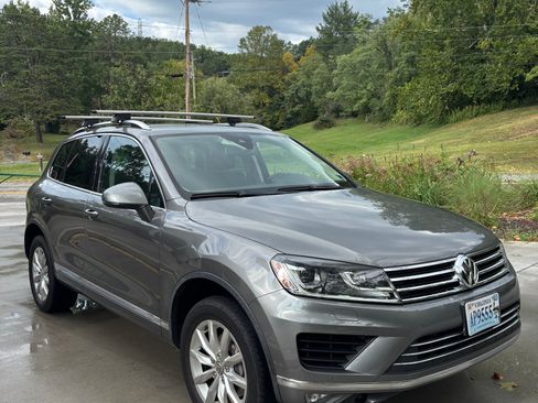 Used 2016 Volkswagen Touareg Sport AWD/4WD image 2