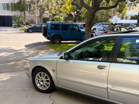 Used 2003 Volvo V40 Wagon 4D image 2