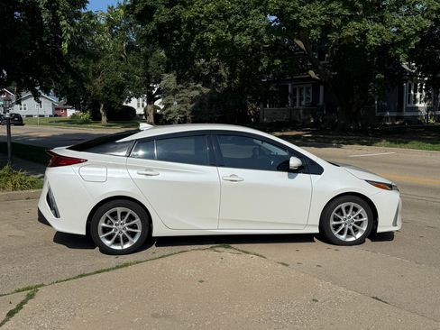 Used 2017 Toyota Prius Prime Premium FWD image 5
