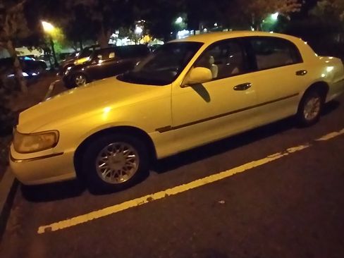 Used 1998 Lincoln Town Car Signature image 8