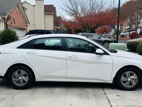 Used 2025 Hyundai Elantra SE image 9