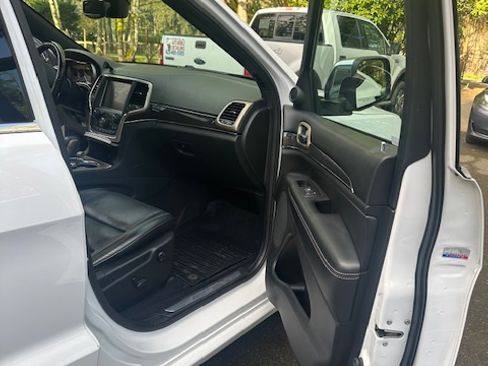 Used 2017 Jeep Grand Cherokee Overland AWD/4WD image 5