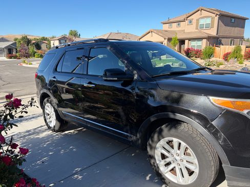 Used 2014 Ford Explorer XLT w/ Equipment Group 202A AWD/4WD image 2