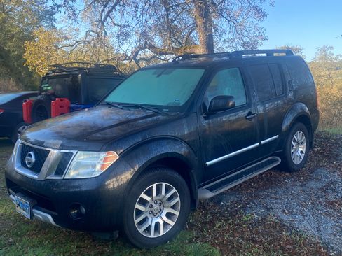 Used 2010 Nissan Pathfinder LE w/ Navigation Pkg image 2