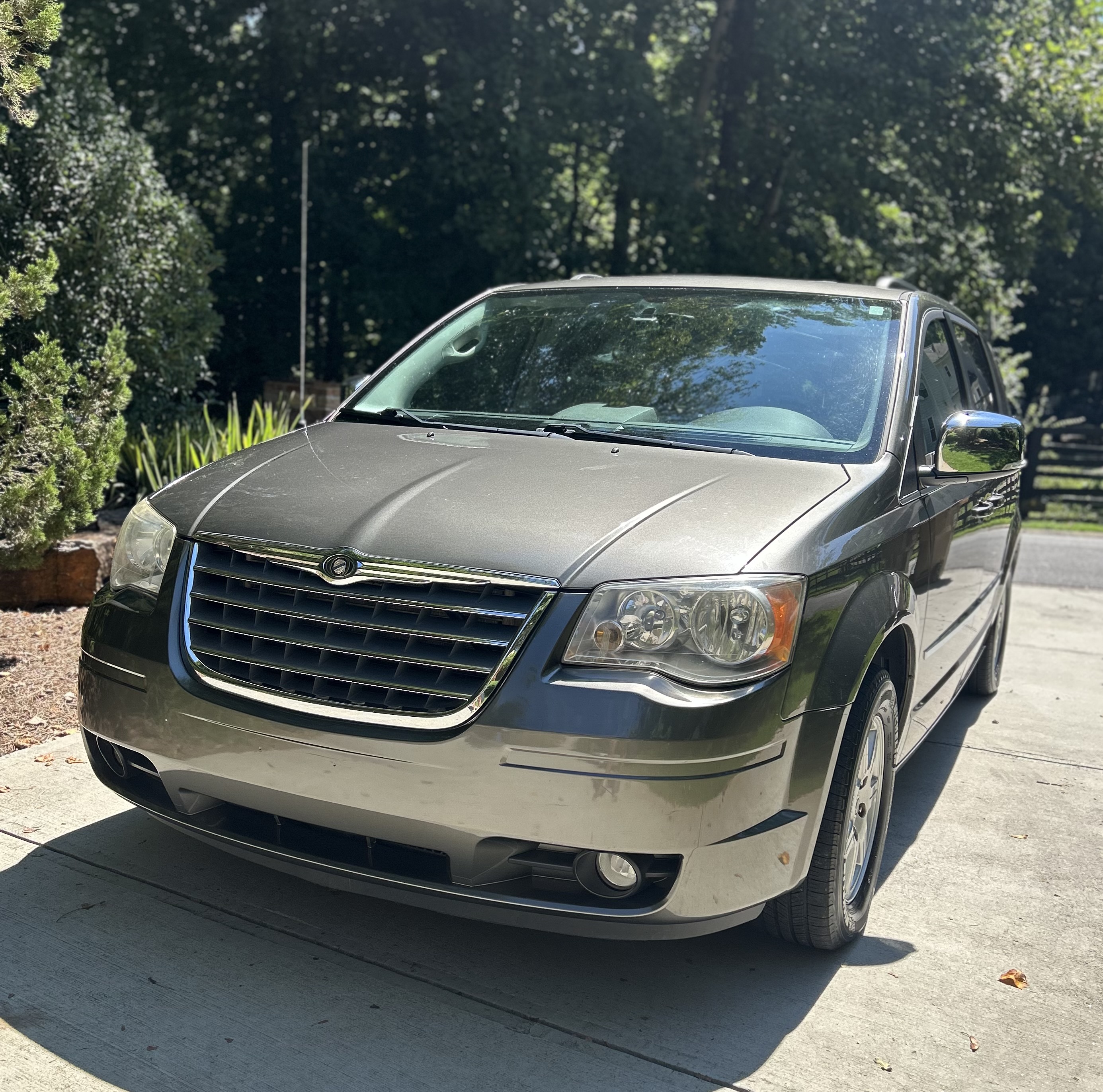 Used 2010 Chrysler Town & Country Touring Plus w/ Safetytec Group FWD image 2