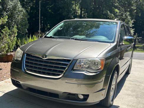 Used 2010 Chrysler Town & Country Touring Plus w/ Safetytec Group FWD image 2