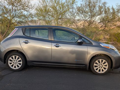 Used 2016 Nissan Leaf S w/ Charger Package FWD image 2