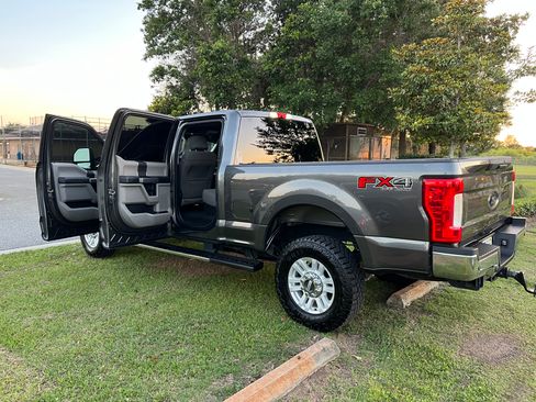 Used 2017 Ford F250 XLT w/ XLT Value Package image 2