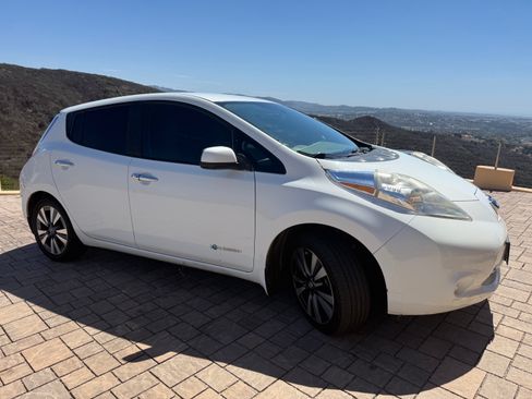 Used 2016 Nissan Leaf SV w/ Premium Package FWD image 1