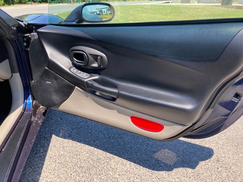 Used 2001 Chevrolet Corvette Coupe w/ Preferred Equipment Group2 image 10