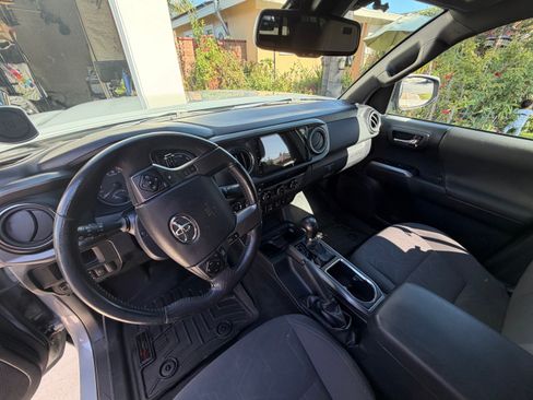 Used 2018 Toyota Tacoma TRD Off-Road w/ Technology Package AWD/4WD image 17