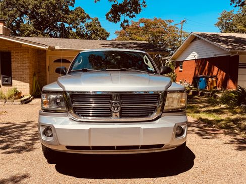 Used 2009 Dodge Dakota Laramie RWD image 2