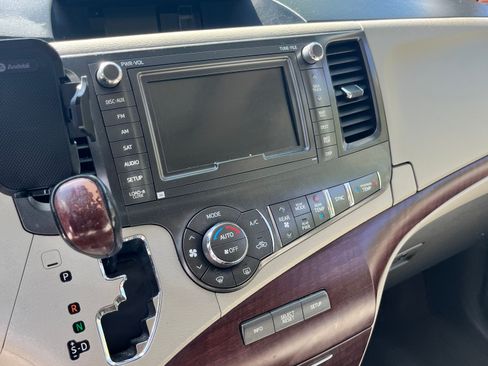 Used 2013 Toyota Sienna Limited w/ Premium Pkg FWD image 9