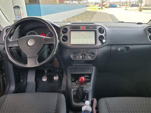 Used 2009 Volkswagen Tiguan S image 2