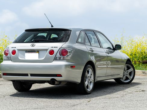 Used 2003 Lexus IS 300 300 SportCross Hatchback 4D image 2