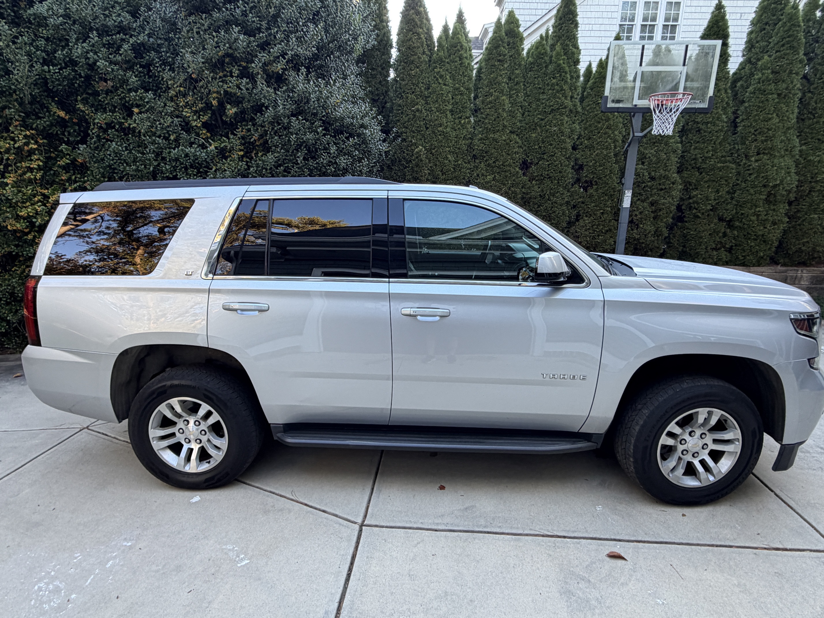 Used 2019 Chevrolet Tahoe LT w/ Luxury Package RWD image 2