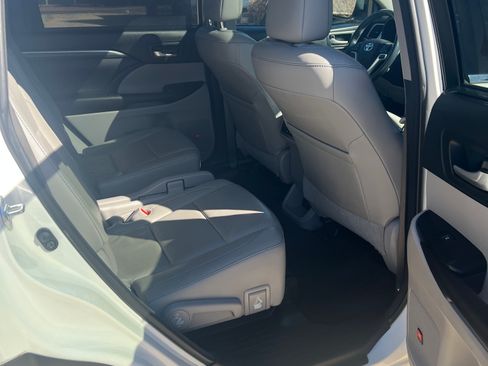 Used 2017 Toyota Highlander Limited image 12