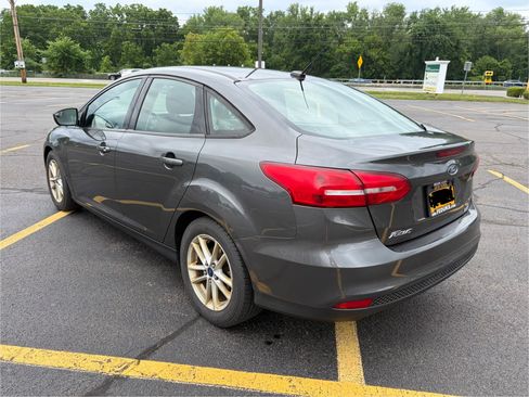 Used 2017 Ford Focus SE FWD image 9
